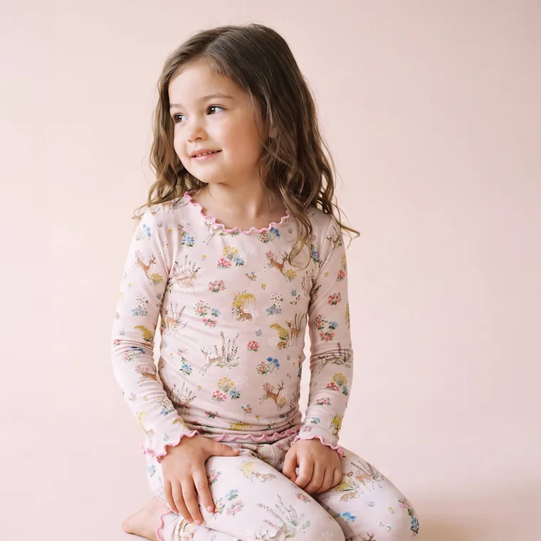 Daydream bamboo long sleeve pajama set — model